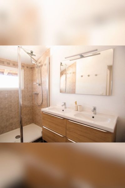 Domaine de Vibois - Gite La Folle Blanche - salle de bain vertical